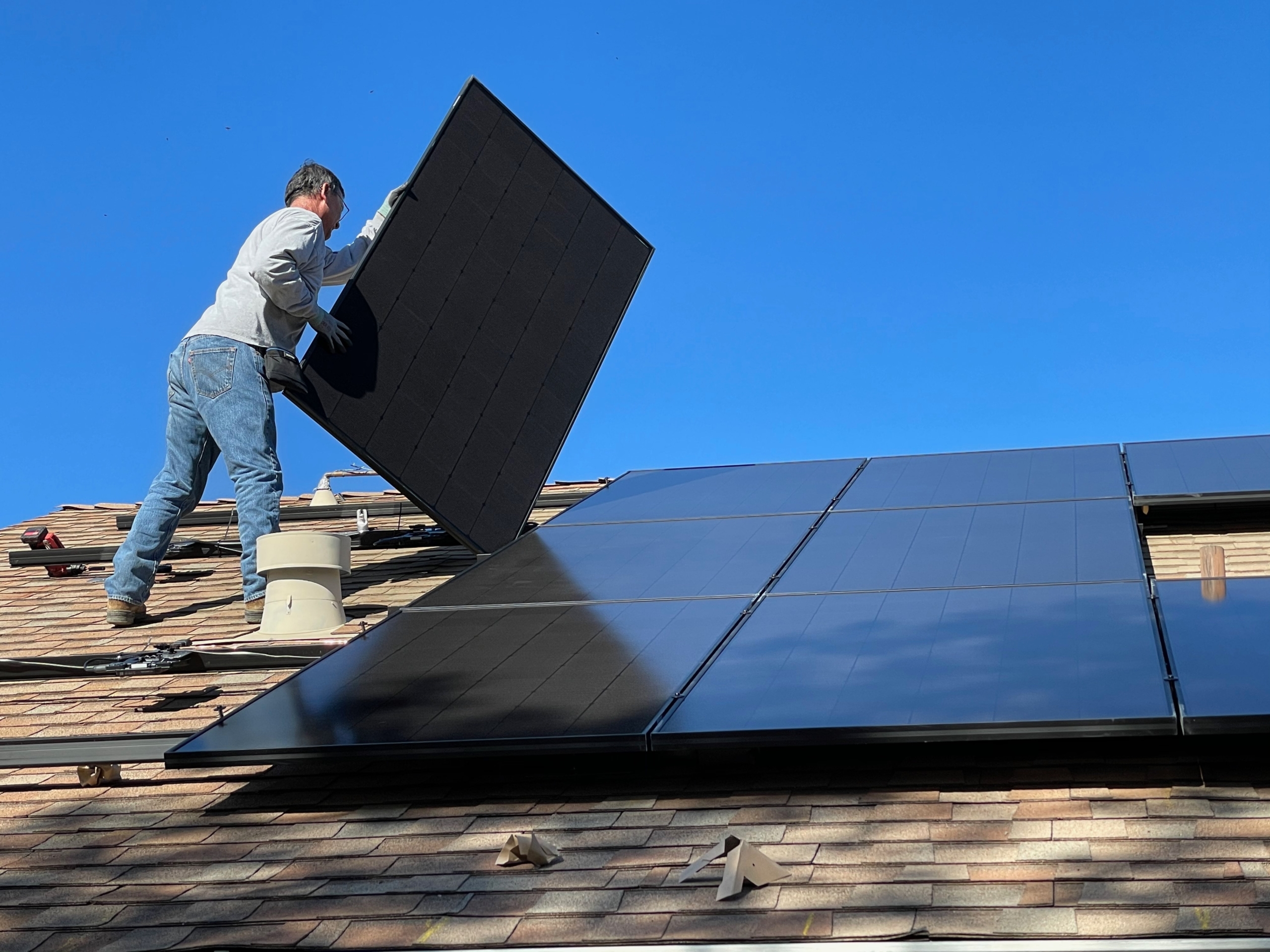 investeert in nieuwe zonnepanelen