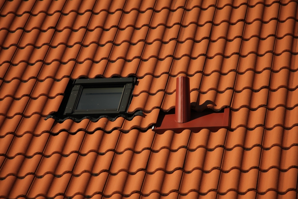 mooie rode dakpannen op het dak