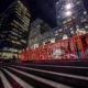 Utrechtse skyline 's nachts met verlichte letters en moderne gebouwen, perfect voor wie op zoek is naar een droomhuis met hulp van een makelaar in de stad