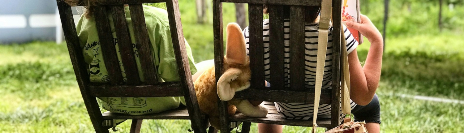 twee kinderen zitten in de tuin
