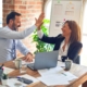 man en vrouw geven handfive