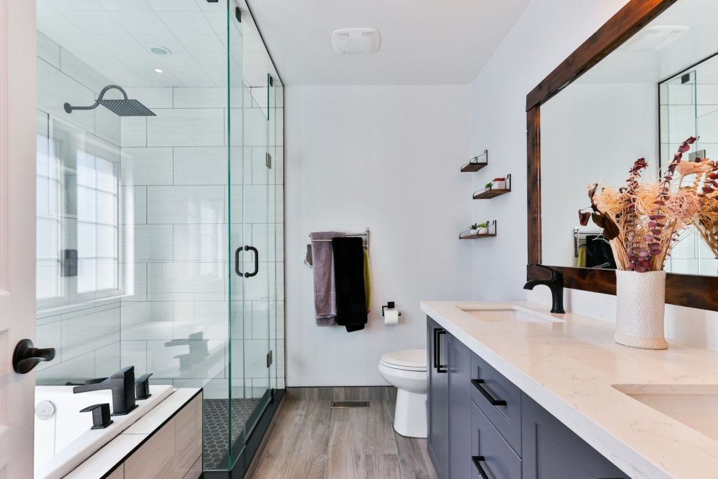 moderne badkamer met een inloopdouche van glas