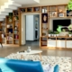 Woonkamer met duurzaam interieur, inclusief houten boekenplanken, veel groen en een moderne trap